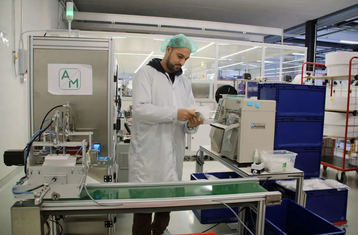 Die Maskenproduktion bei „A+M“ in Langenau läuft nach wie vor – wenn auch auf etwas niedrigerem Niveau als noch in der Corona-Hochphase. Foto: Werner Müller